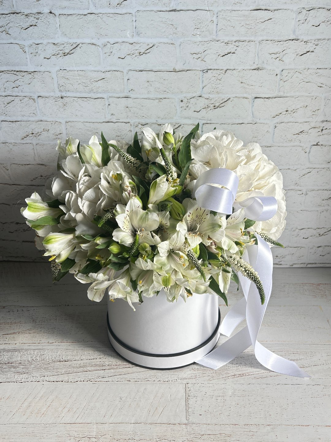 פרחים לבנים בקופסא