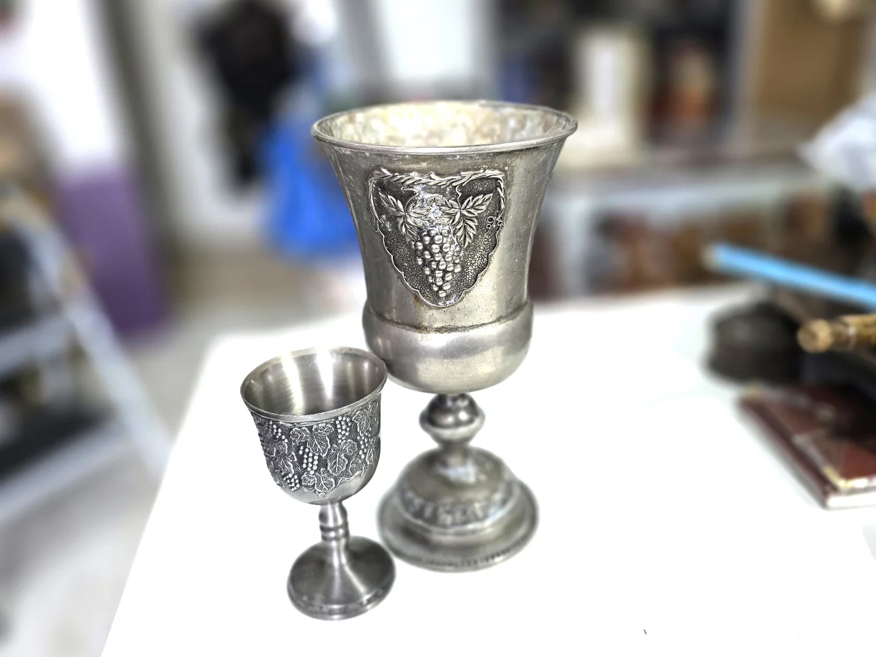 זוג גבעים ...הענק ממתכת עם ציפוי כסף תבליטי גפנים גובה 24 ס"מ קוטר 12 ס"מ ..הגביע הקטן מפיוטר