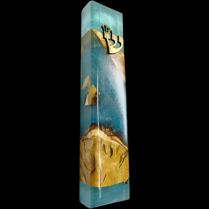 בית מזוזה שורש זית ואפוקסי בגוון תכלת 