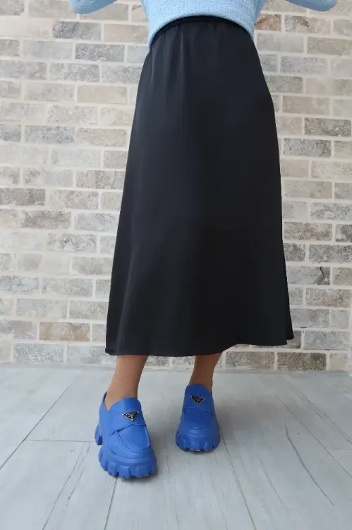 חצאית סאטן שחורה