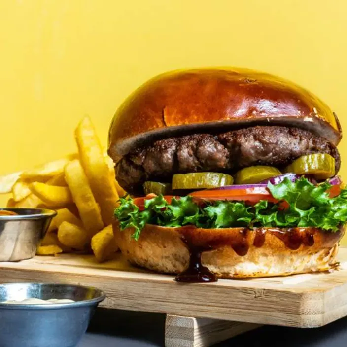 המבורגר 200 גרם + צ’יפס – חוויית טעם מושלמת | גורילה בורגר