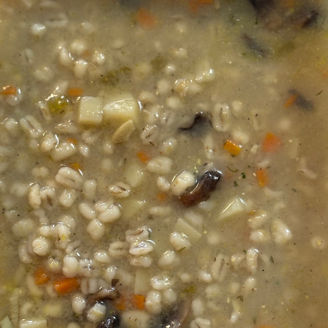 מרק פטריות כפרי עם פטריות גריסים ותפוחי אדמה