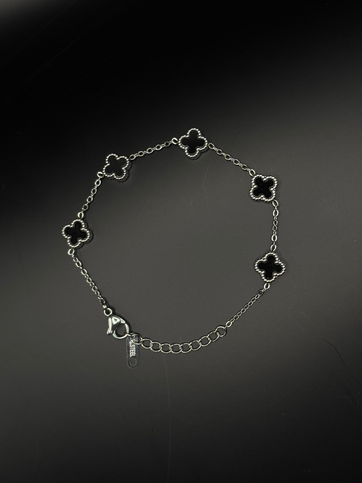 צמיד תלתן קטן שחור