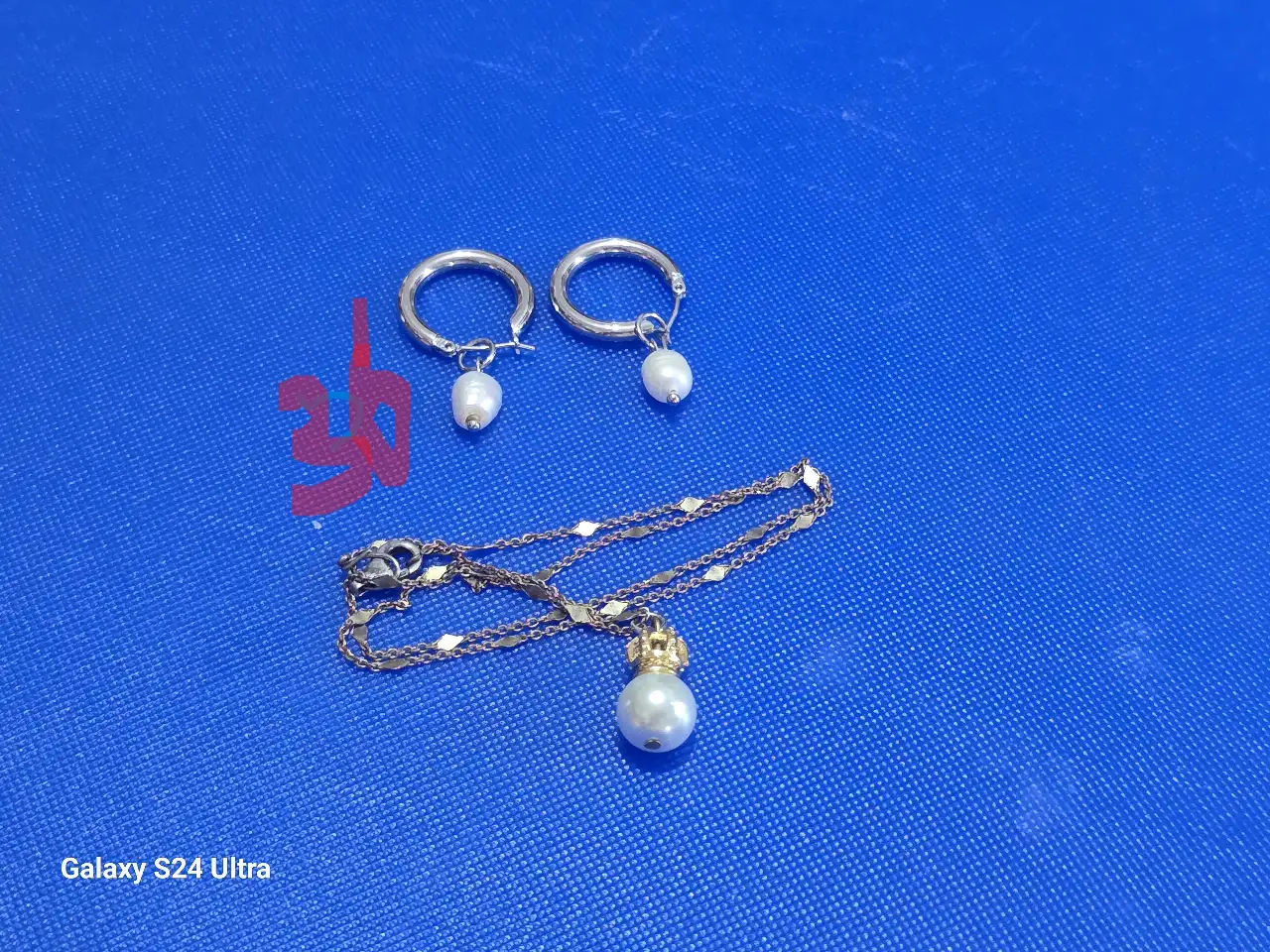 שרשרת עם תליון וזוג עגילים משובצים עם אבן פנינת מים מתוקים