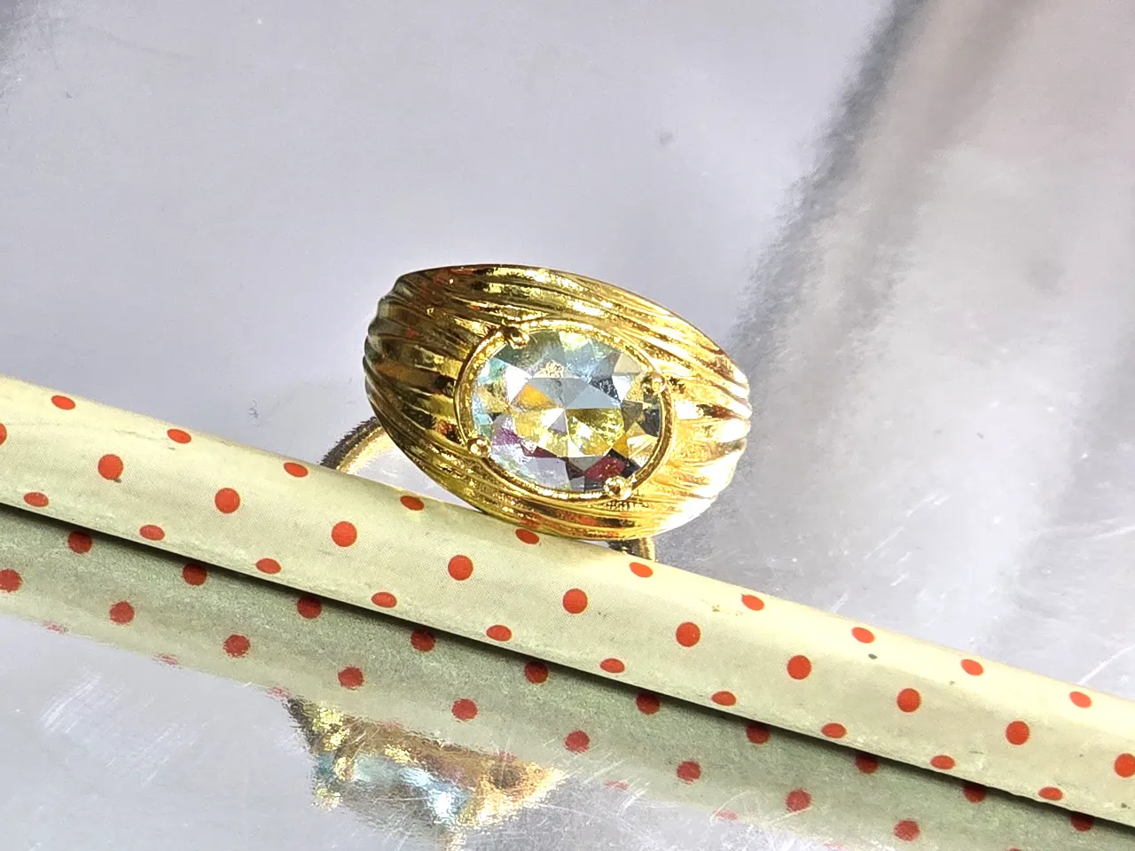 טבעת מתכתית מוזהבת שבמרכזה אבן חן מידה 11