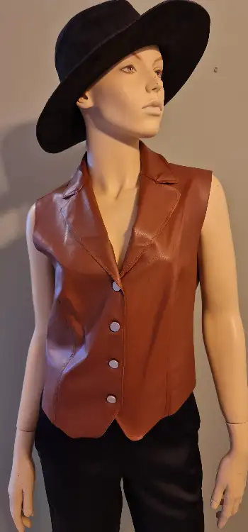 וסט דמוי עור כאמל.