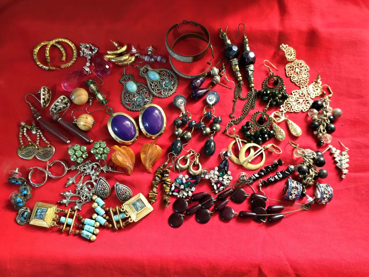 לוט של 35 זוגות עגילים