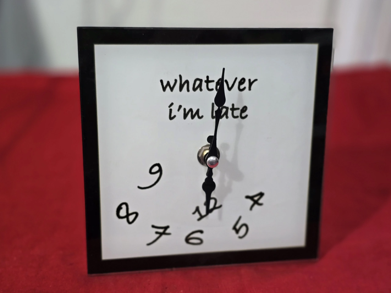 שעון שולחני במצב עבודה שעון למאחרים (whatever i m Late) לוח זכוכית מידות 15*15