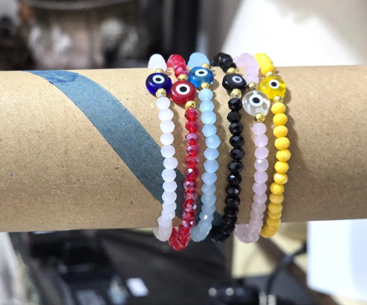 לוט של 6 צמידי חרוזים עם קמיע עין הרע לכל צמיד