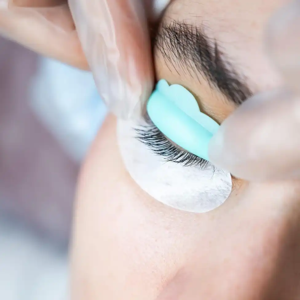 הרמת ריסים – עיניים פתוחות ומראה טבעי מושלם | מיכל כליף