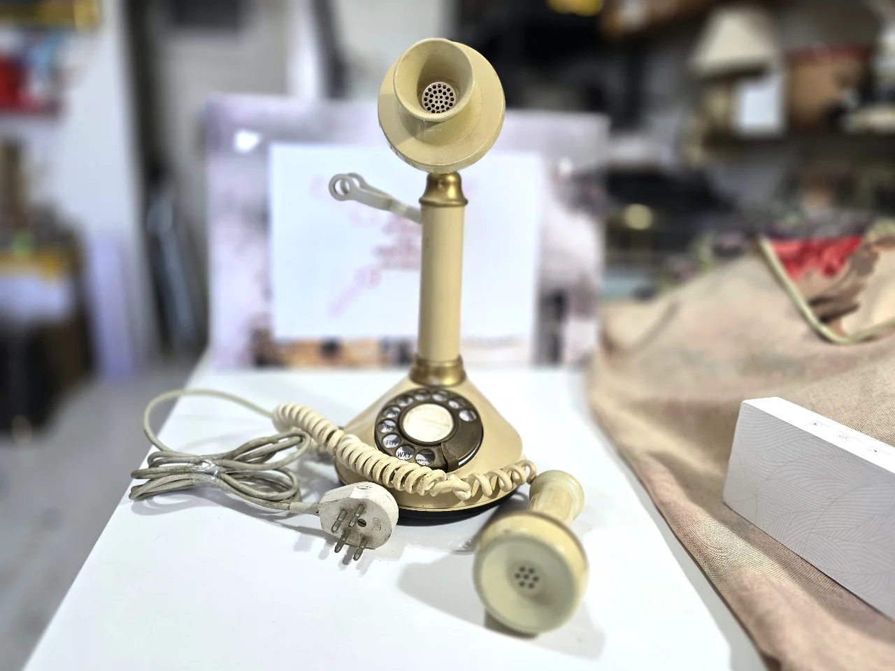 טלפון חוגה בקליט ישן אמריקאי יוצר בקליפורניה במצב שמור וטוב - עובד צריך להתאים לחיבור בארץ - גובה 30 ס׳׳מ