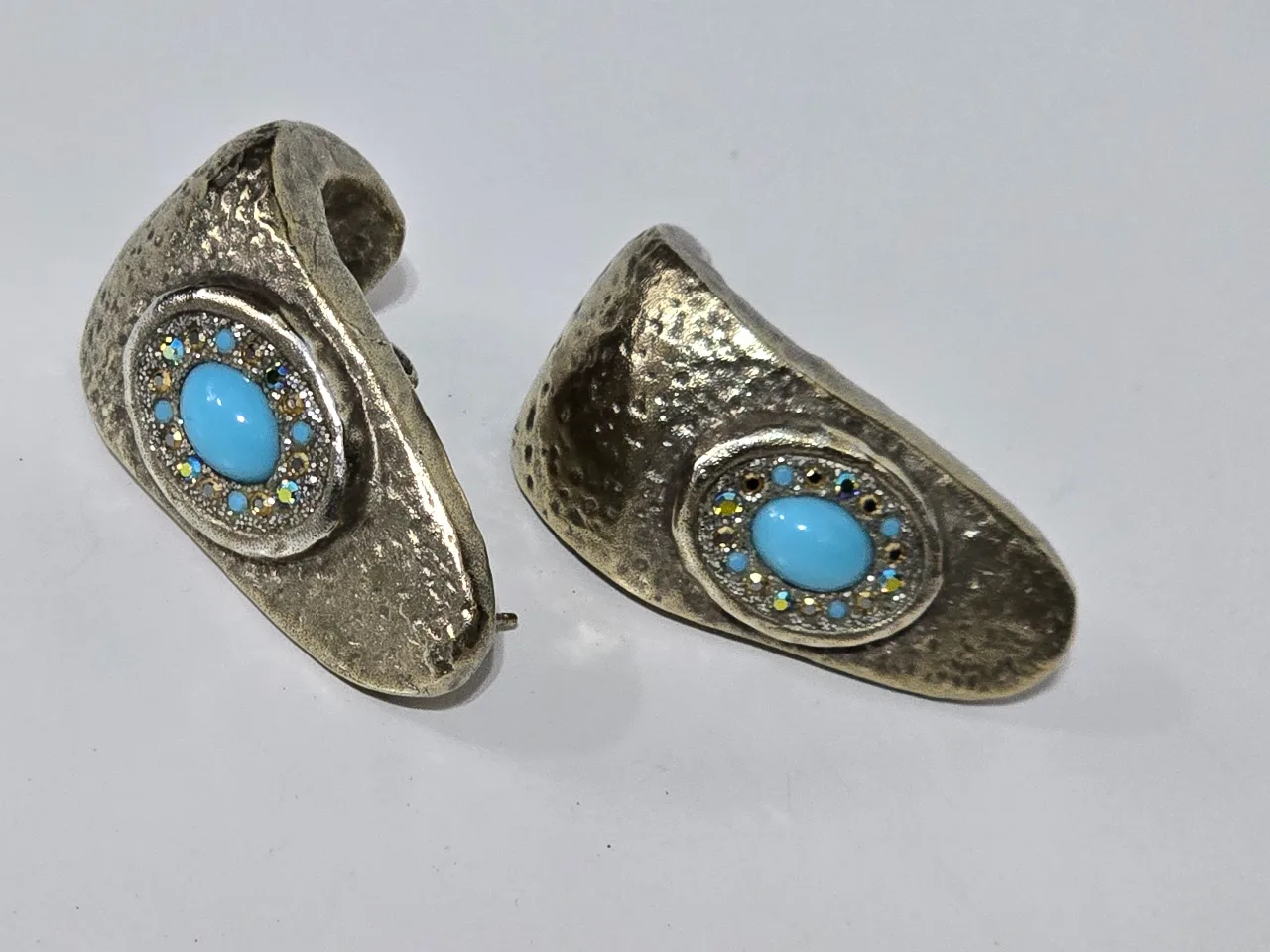 עגילי קליפס\לחורים כסף עם נגיעות זהב משובצים באבני תורכיז שמעוטרים מסביב עם קריסטלים מיוחדים