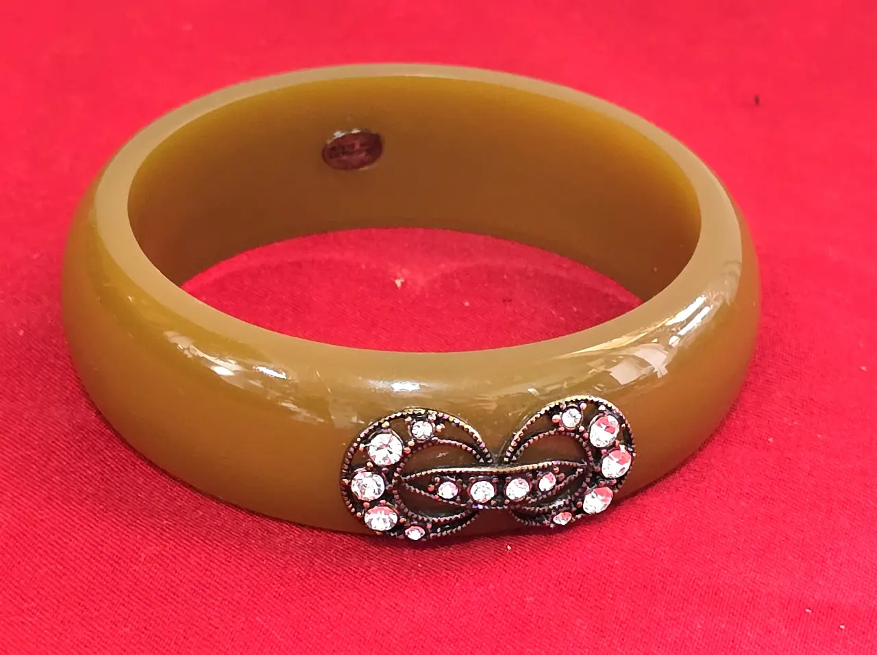 צמיד בקלית בצבע דבש שלוב של זרקונים הצמיד וינט'ג צמיד מהמם אחד ויחיד חתום שם היצרן