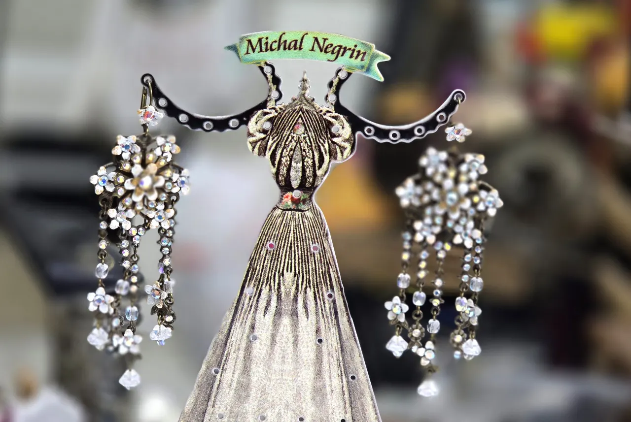 עגילים תלויים של מיכל נגרין פרחים של מיכל ואבני סברובסקי אורך כ.8 ס'מ