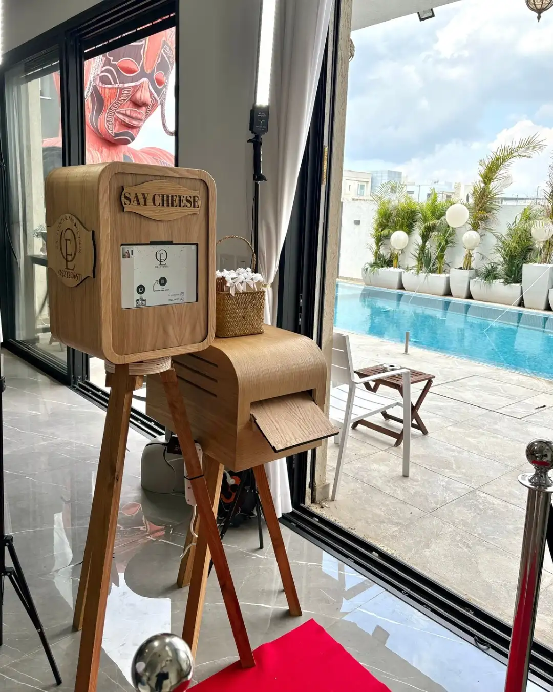 עמדת צילום רטרו סטריפים סלפי