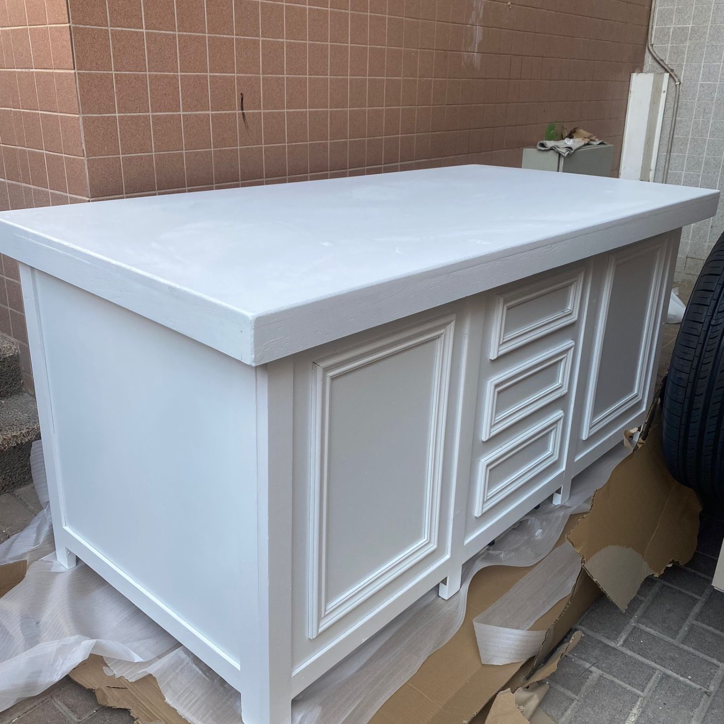 מזנון בוצ׳ר לבן באורך 180 סמ.