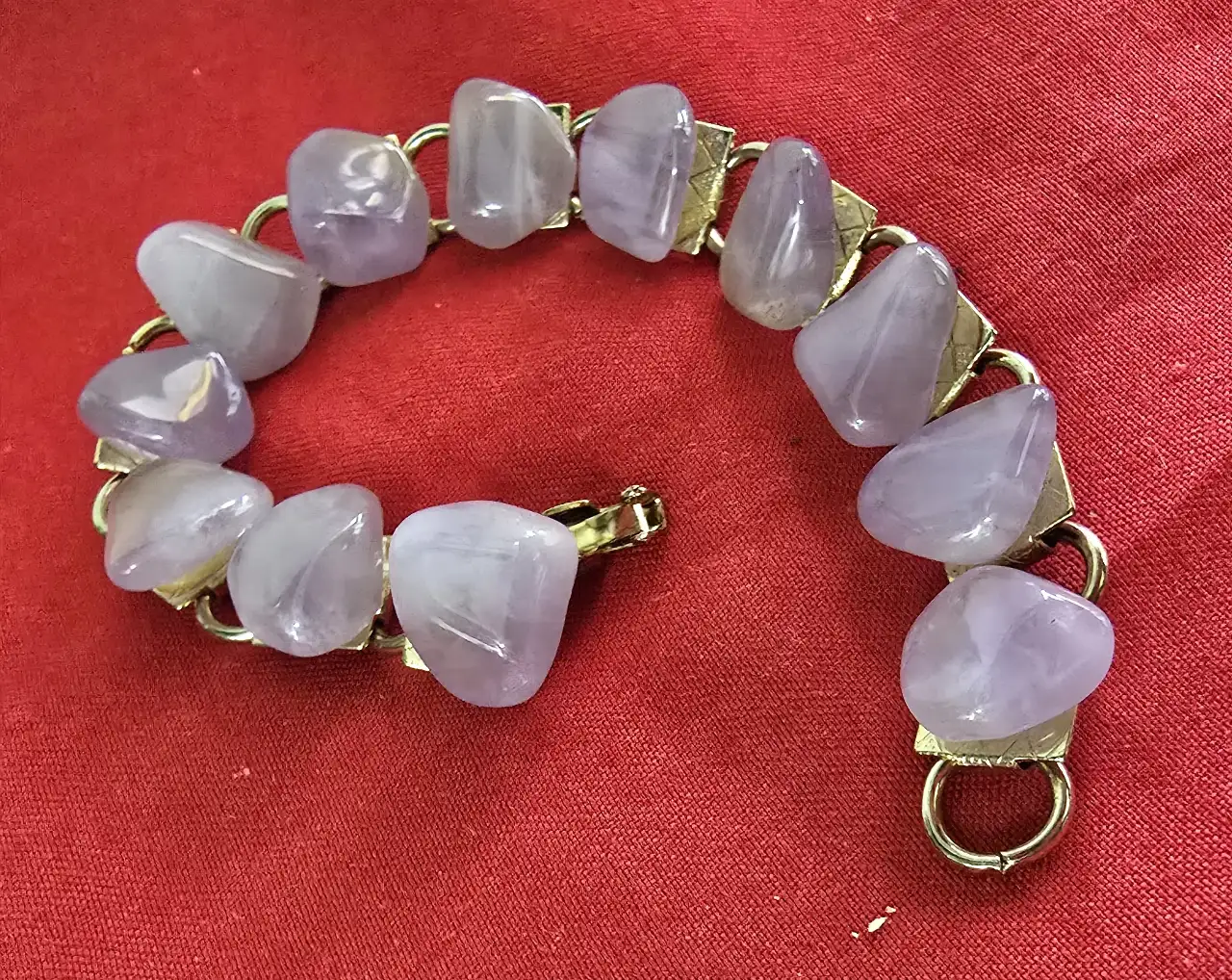 צמיד המורכב מאבני אמטיס בגוון סגול המחוברים בקישורי מתכת מוזהבת