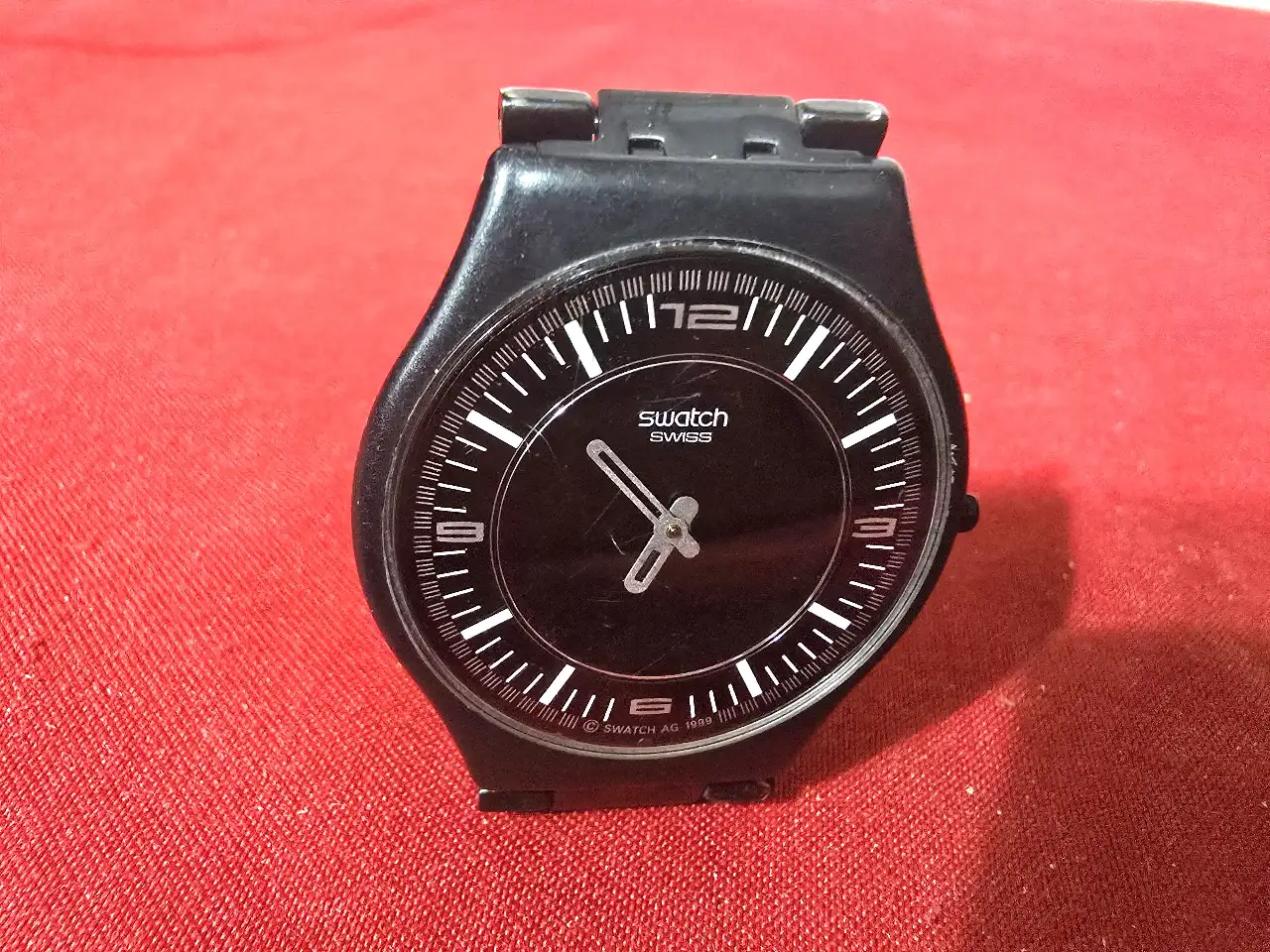 שעון יד קוורץ תוצרת סווטש Swatch שוויץ, AG 1999 Skin Noir, רצועת מתכת עם תוספת בצד להרחבה, נתון בקופסא מקורית, מצב טוב מאוד אבל יש צורך להחליף סוללה