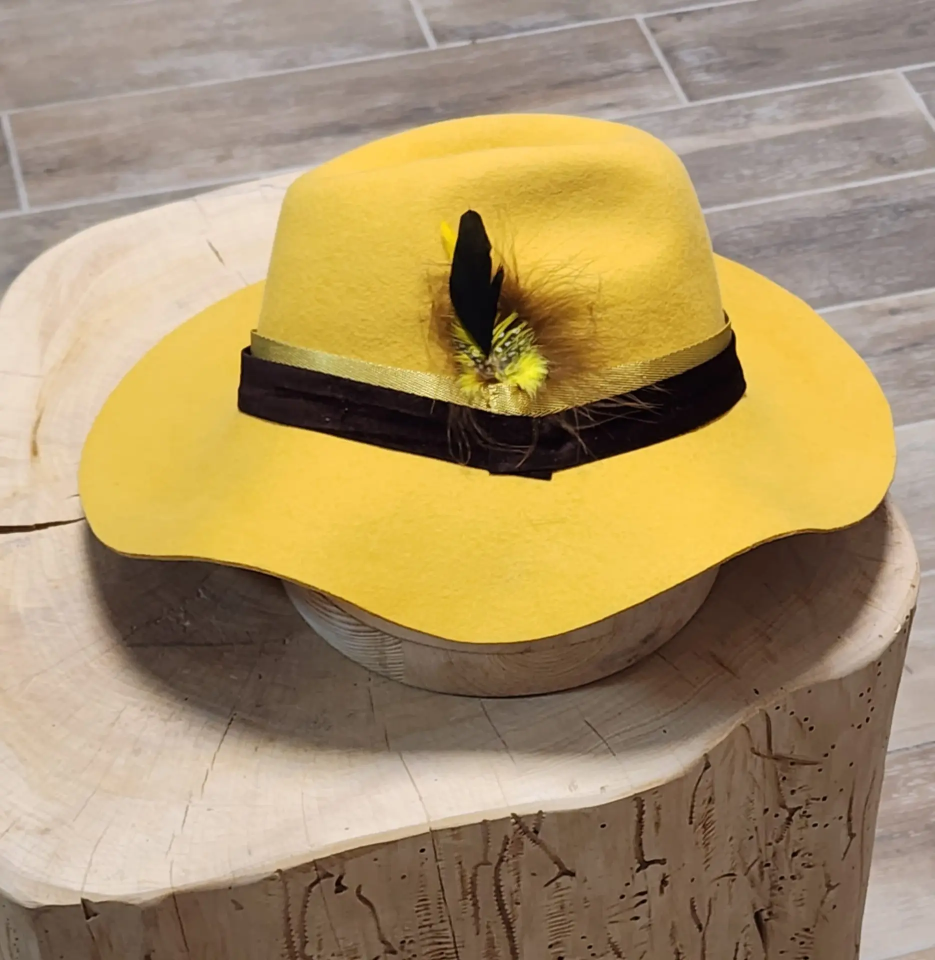 כובע לבד צהוב – נועזות ואלגנטיות בעיצוב ייחודי