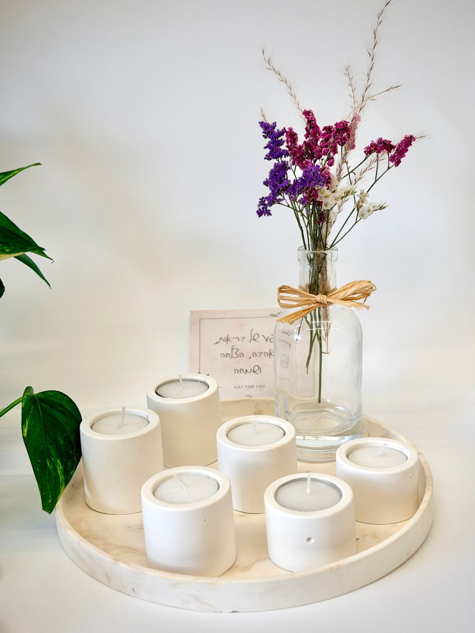 מארז הכולל מגש, 5 פמוטים, אגרטל עם סידור פרחים ואגרת