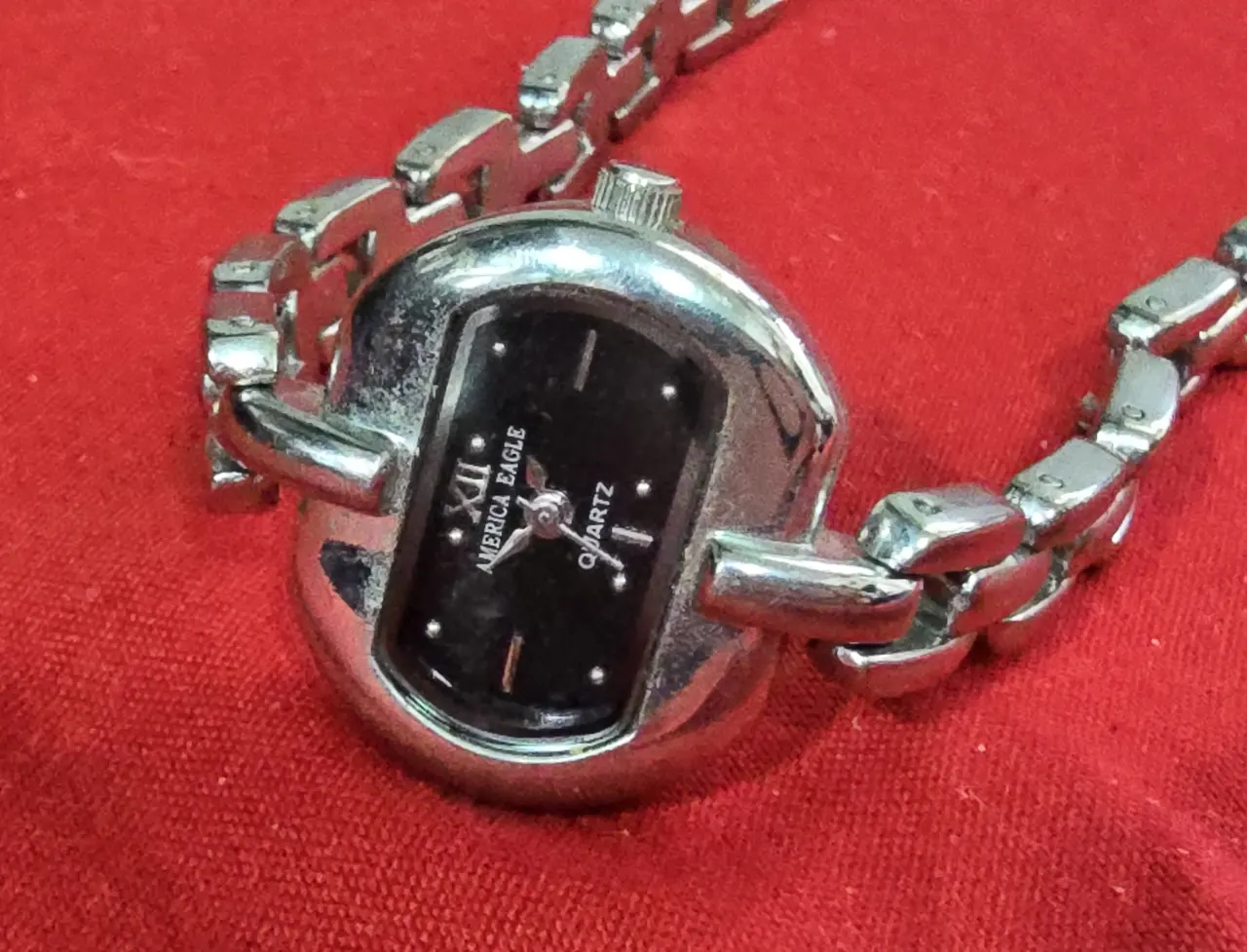 שעון יד לנשים קוורץ השעון של המותג America Eagle .מותג אמריקה איגל יש חוסר בסוללה