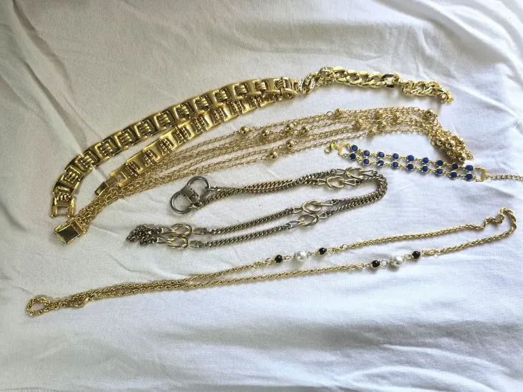 שש במיספר תכשיטים מוזהבים מצב פצצה