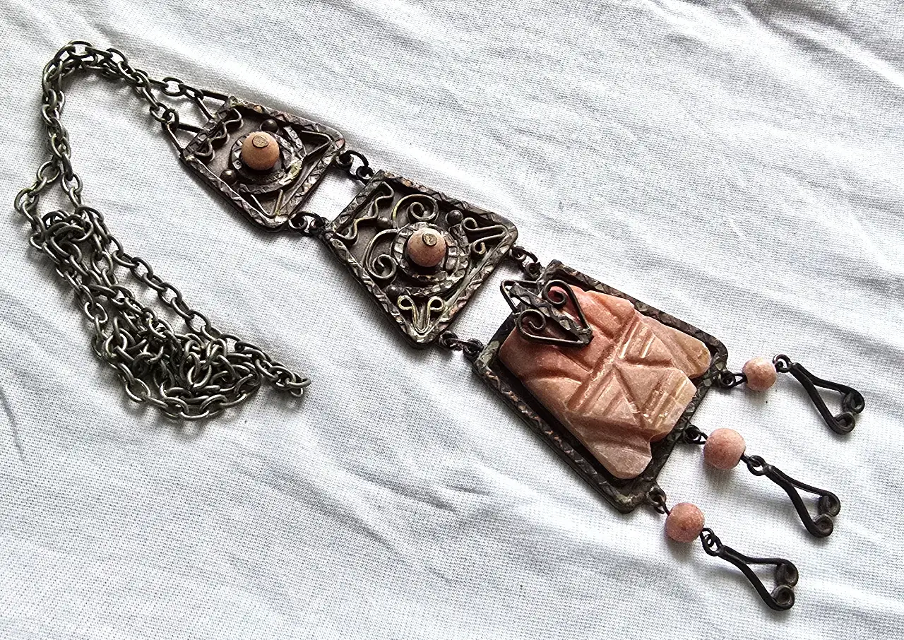 שרשרת תליון וינט'ג ממקסיקו האבן המגולפת כנראה אבן אגת גב התליון עשוי נחושת