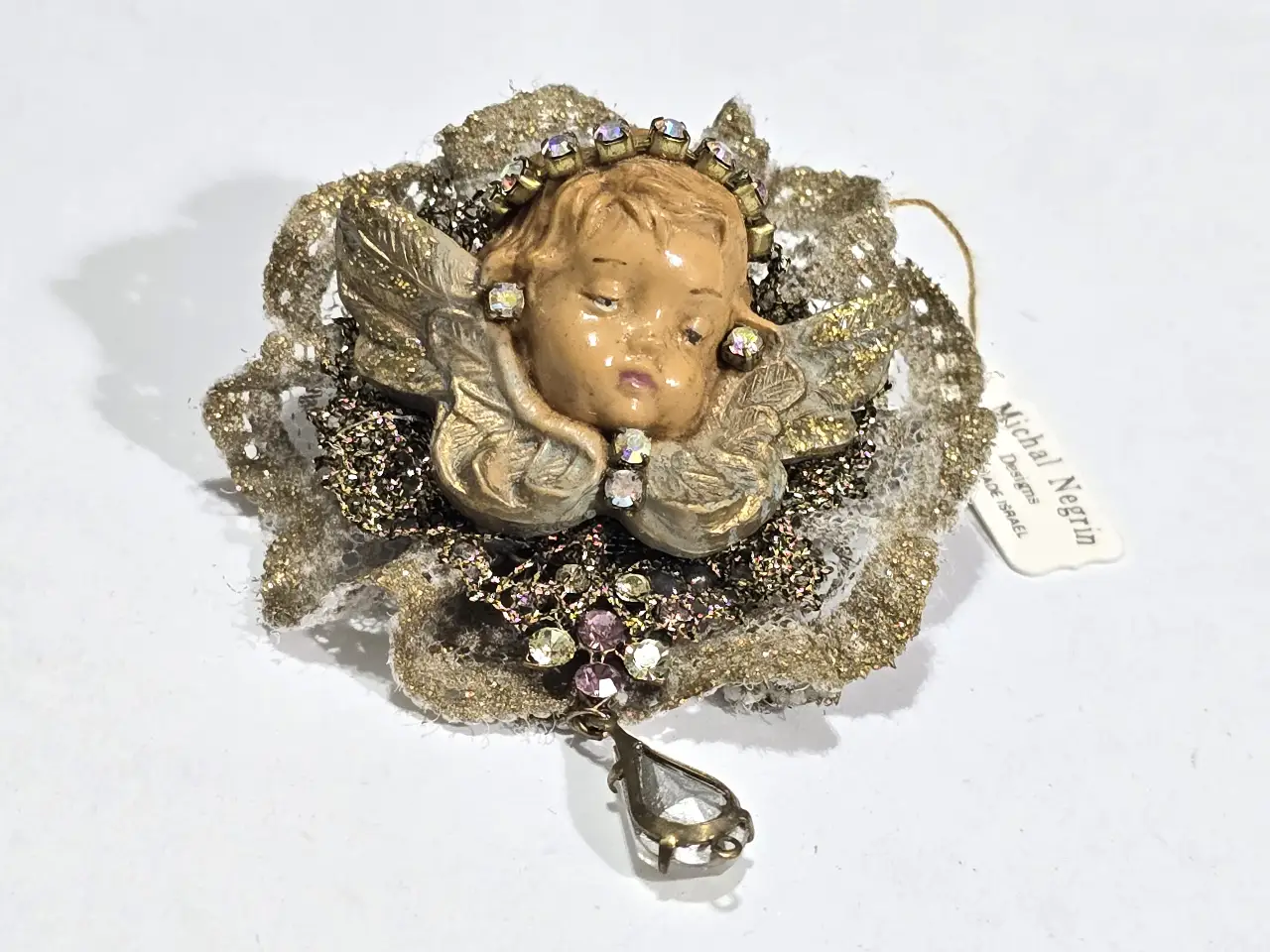 סיכה מבית מיכל נגרין נדירה ישנה מאד הפריט חדש במרכז מלאכית ומסביב בד תחרה בשילוב אבני סברובסקי