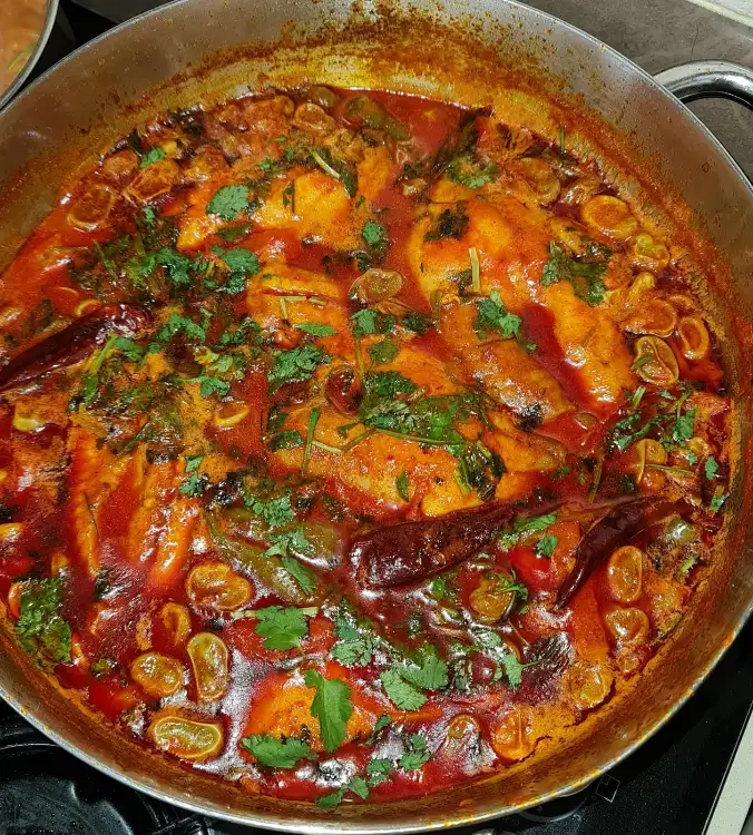 דג ברוטב אדום