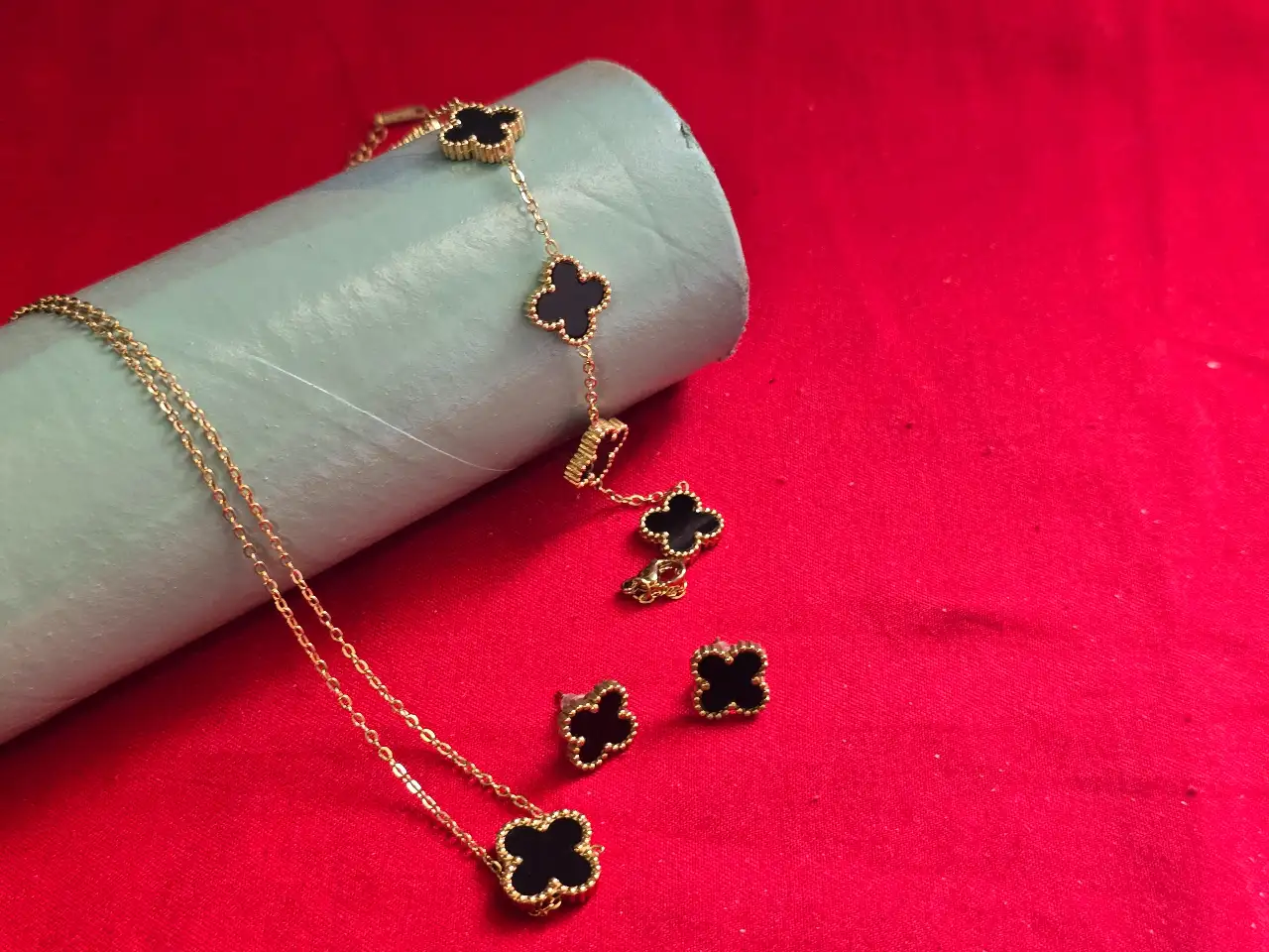 סט של שרשרת צמיד ועגילם הכל ציפוי זהב ואבן אוניקס