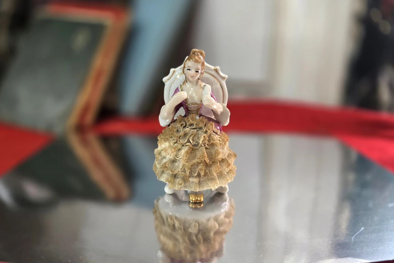 פיגורה של נסיכה כנראה פורצלן גובה 10 ס'מ