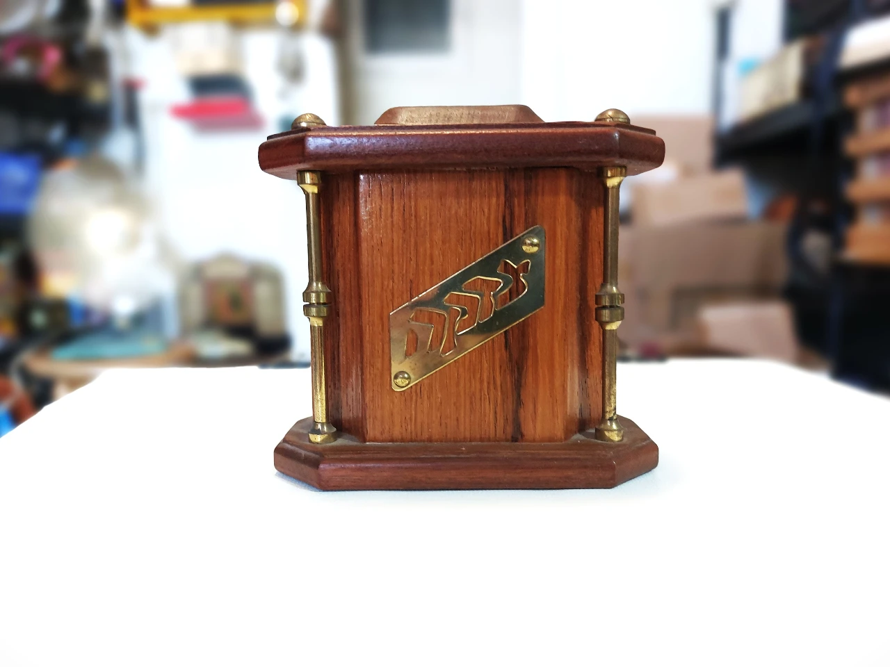 קופת צדקה שילוב עץ ומתכת.. 14 על 14.