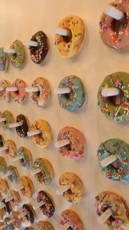 קיר דונאטס לאירועים.