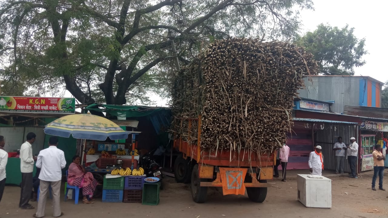 दारूच्या नसेत व टेपच्या नादात ऊसाचा टेलर गेला हॉटेलमध्ये