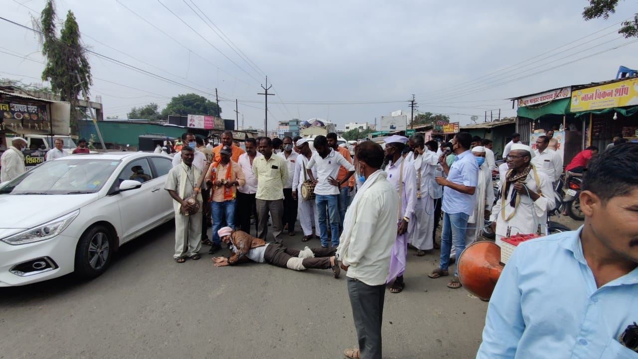 आष्टी तहसिल कार्यालयावर लोंटांगण आंदोलन शेतकरांच्या मोठा सहभाग. श्री.परमेश्वर घोडके 