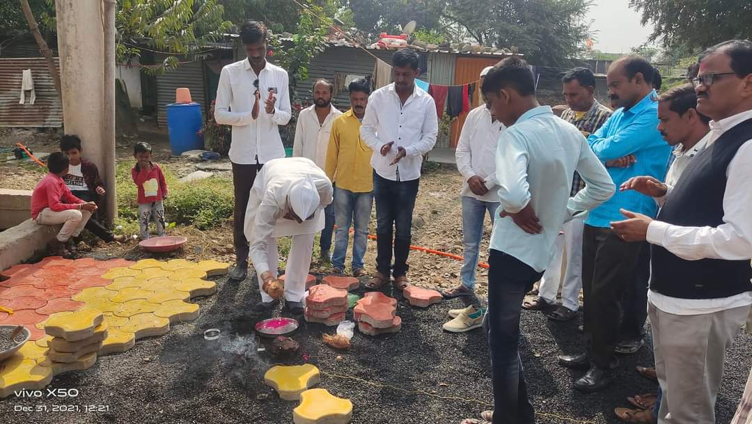 चौसाळा शहरात पहिल्या पेव्हर ब्लॉकच्या रस्ता कामाचे विलास महाराज शिंदे यांच्या हस्ते उदघाटन संपन्न