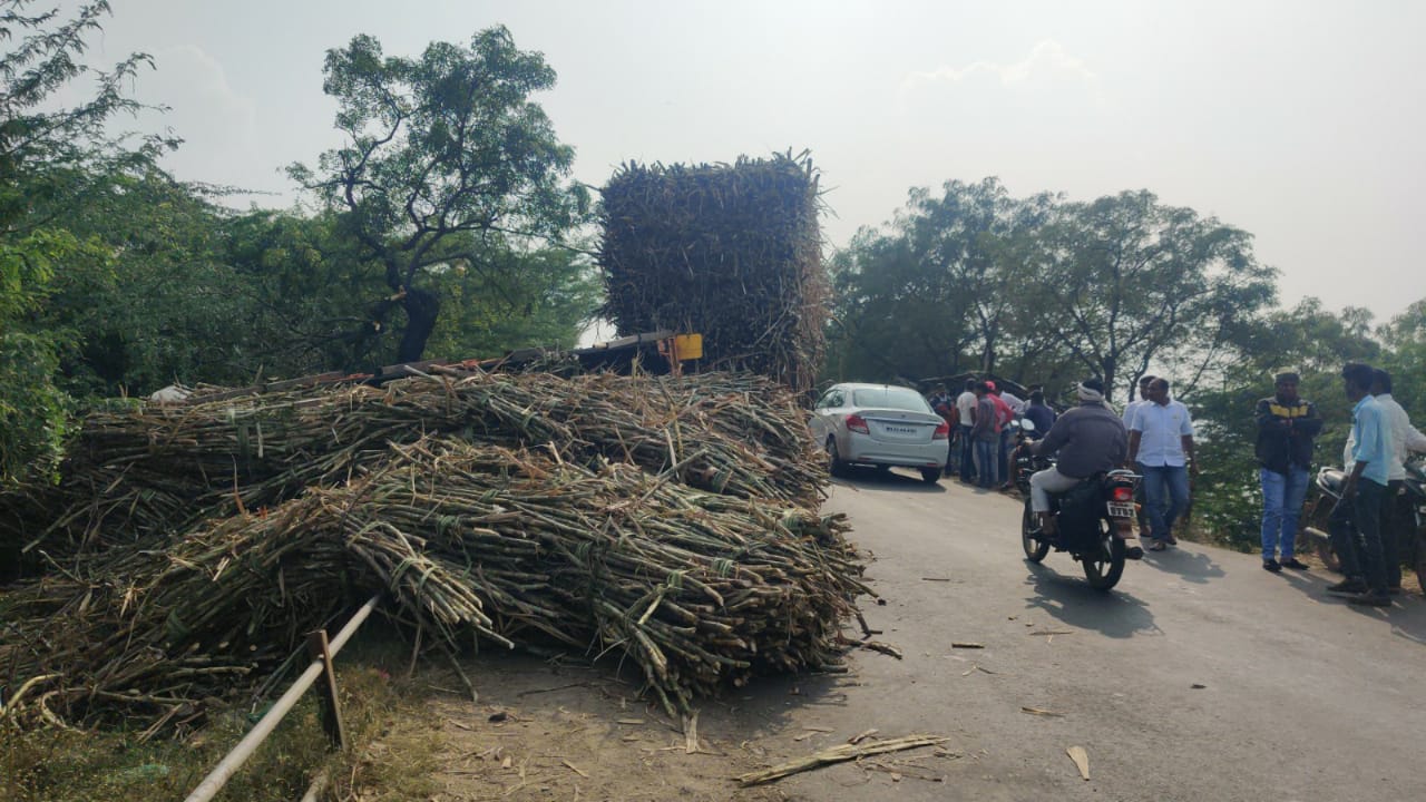 उसाचा  ट्रेलर पलटी होऊन एक महिला जागीच ठार