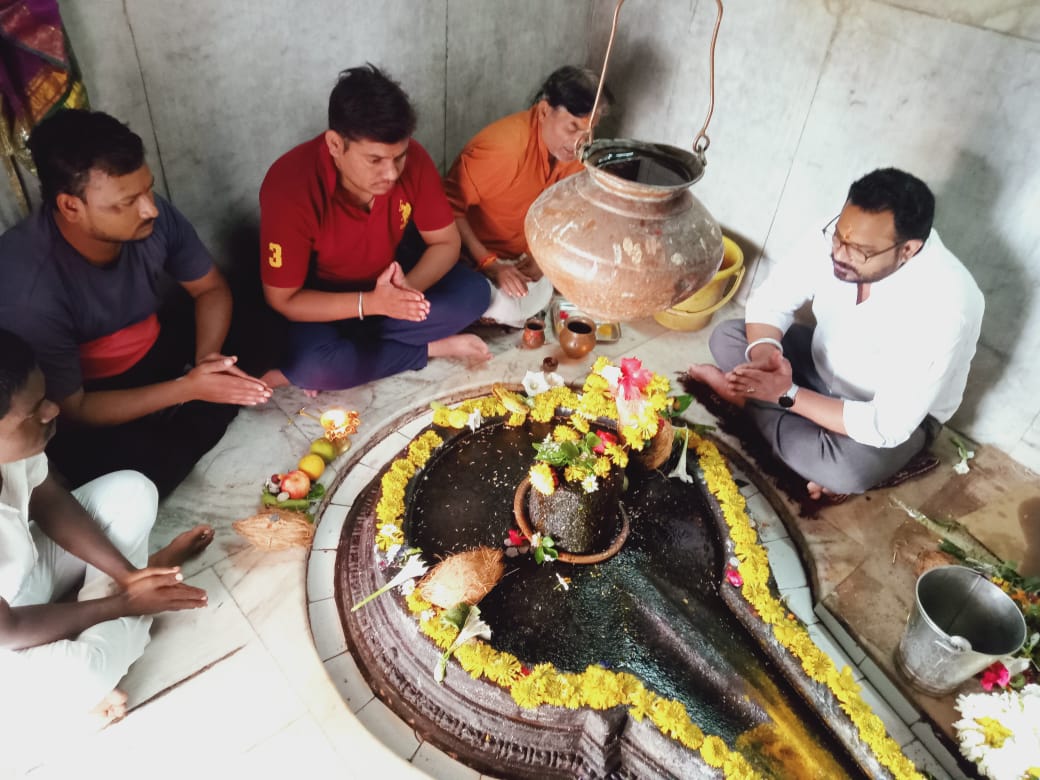 नगरसेवक प्रवीण राजगुरू यांचे महादेवाला अभिषेक करून साकडे