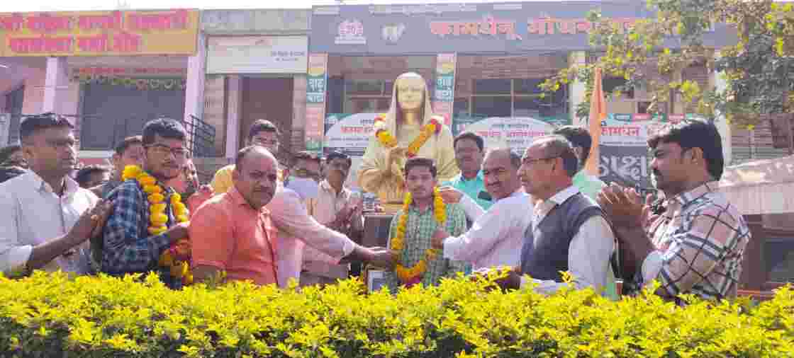 धनगर समाजाच्या विद्यार्थ्यांचे घवघवीत यश बीड जिल्ह्यातील 11 विद्यार्थ्यांची एम.बी.बी.एस साठी निवड झाल्याबद्दल समाजामध्ये आनंदाचे वातावरण
 ......प्रकाश भैय्या सोनसळे