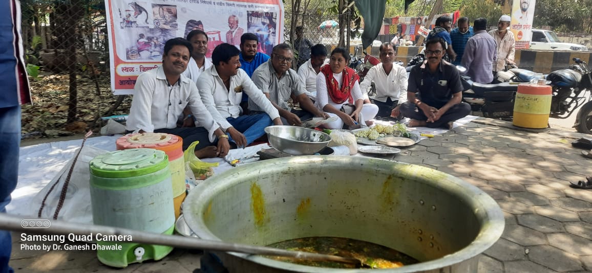 गॅस सिलेंडर दरवाढीच्या निषेधार्थ जिल्हाधिकारी कार्यालयासमोर चुलीवर खिचडी करून गांधीगिरि आंदोलन :-डाॅ.गणेश ढवळे लिंबागणेशकर