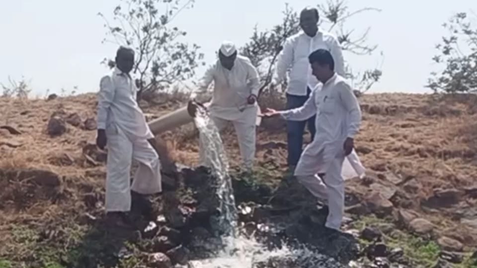 श्रीगोंदा तालुक्याचे माजी आमदार तथा जिल्हा बँकेचे संचालक राहुलदादा जगताप यांच्या खास निधीतून आरणगाव दुमाला येथील तलावात पाणी पुनर्भरणासाठी उपलब्ध