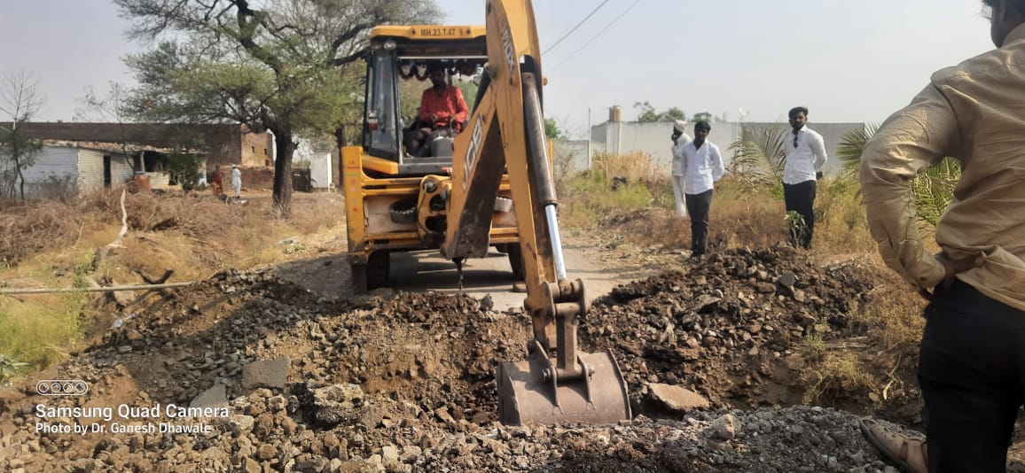 ठेकेदाराच्या मनमानी कारभाराला वैतागलेल्या मसेवाडीकरांनी रस्ताच जेसीबीने खोदला;रास्ता रोकोचा ईशारा:-डाॅ.गणेश ढवळे लिंबागणेशकर