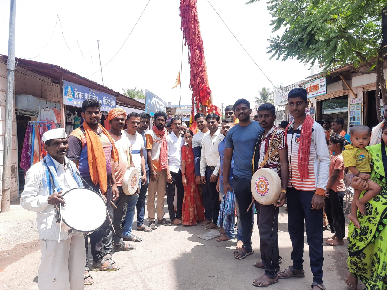 वडगाव निंबाळकर येथे हर हर महादेवच्या गजरात शंभू महादेवाच्या कावडीचे जंगी स्वागत 