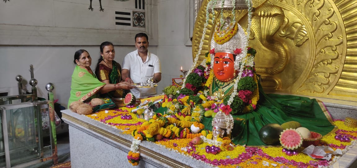 तुषार गोंदकरांनी मोहटादेवी चरणी चांदीची भांडी केली अर्पण