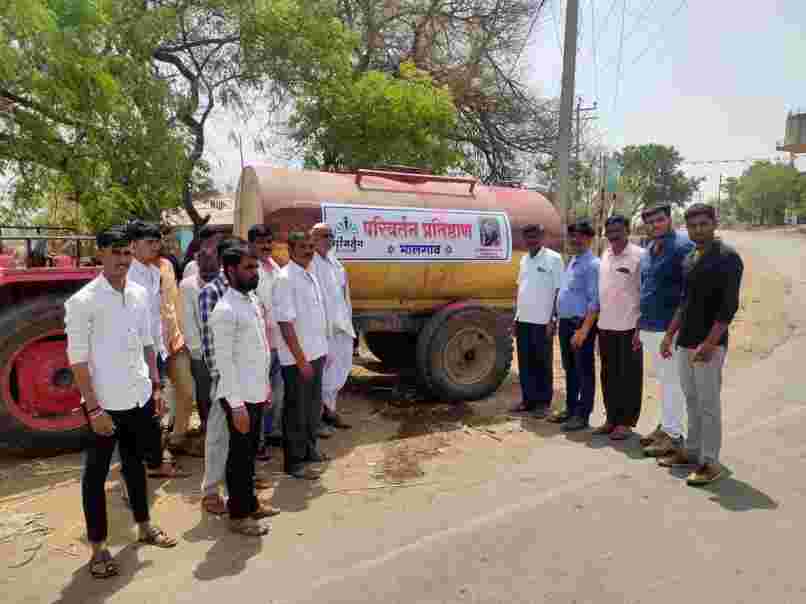 मुंगूसवाडे गावाला परिवर्तन प्रतिष्ठानच्यावतीने टँकरद्वारे मोफत पाणी