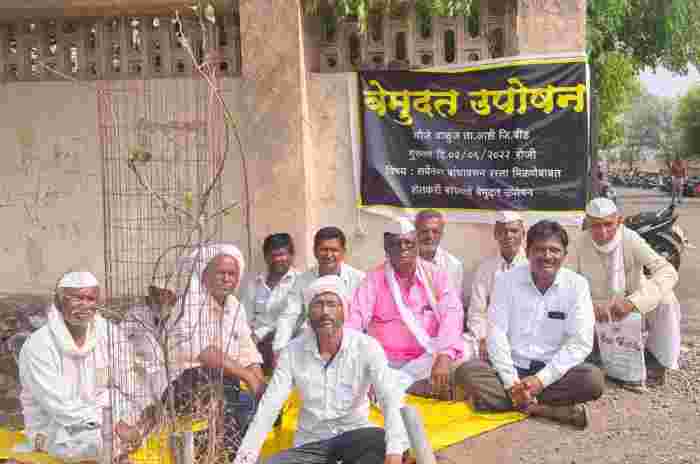 तहसिल प्रशासनाची दिरंगाई
लेखी आश्वासन देऊनही रस्ता  मिळेना 
वाळुंज येथील शेतकऱ्यांचे पुन्हा आमरण उपोषण