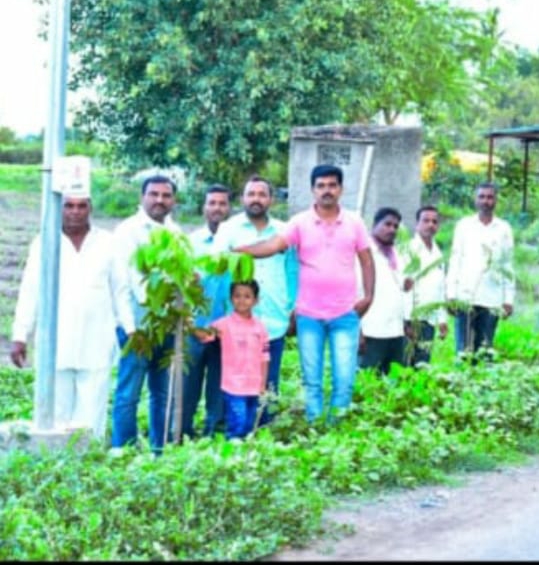 मुलाच्या प्रत्येक वाढदिवसाला उद्योजक दिगंबर गवळी करतात गावा मध्ये वृक्षारोपण. 