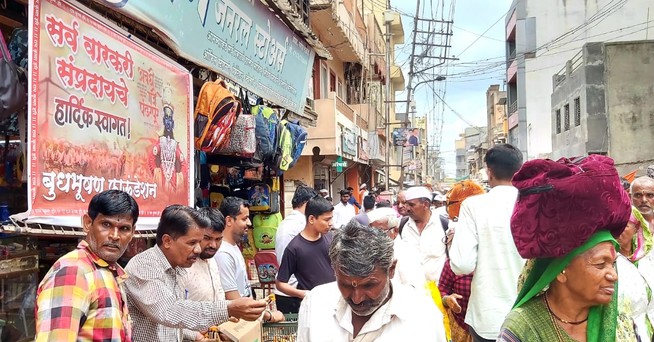 बुधभूषण फाउंडेशन तर्फे 
वारकऱ्यांना मोफत चिक्की वाटप