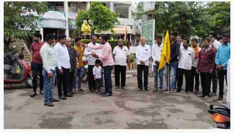 ओबीसी समाजाला आरक्षण मंजूर केल्याबद्दल बीड येथे धनगर समाज बांधवांकडून पेढे वाटून आनंदोत्सव साजरा