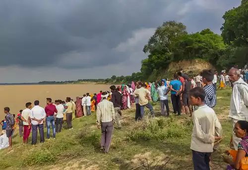 रक्षाबंधना दिवशी घडली दुर्घटना यमुना नदीत बोट बुडाली; ३५ जण बेपत्ता